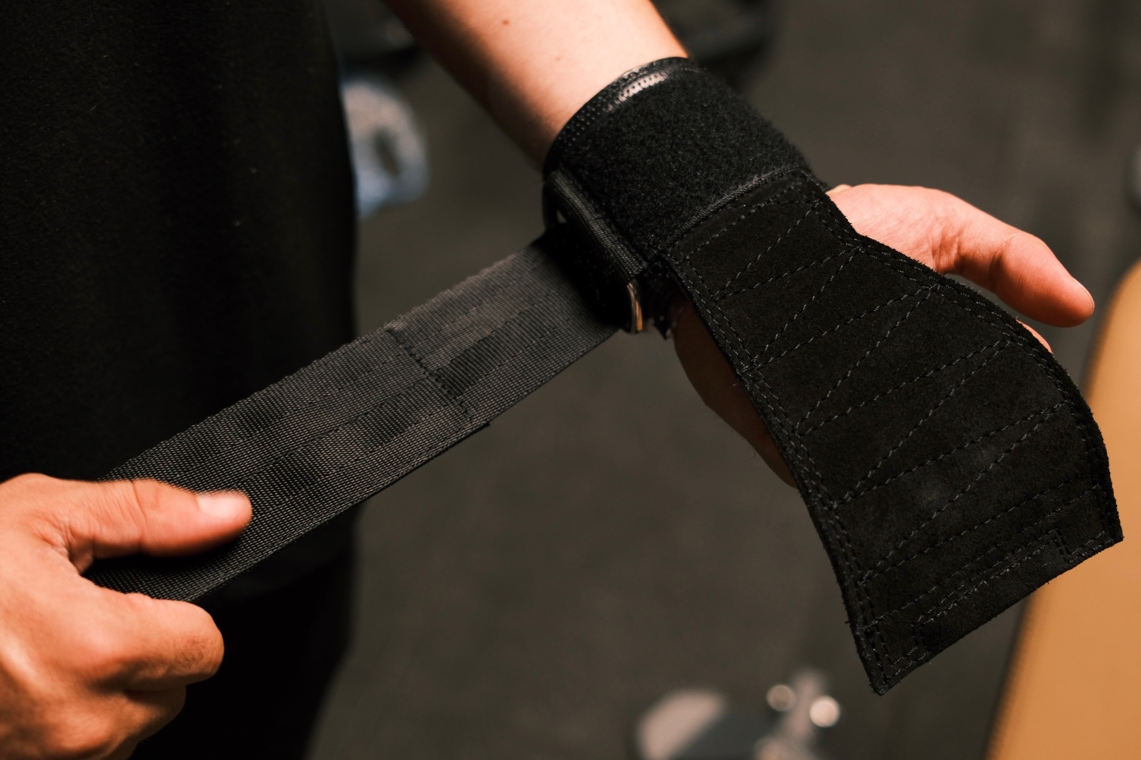 Construcción de grips ONFIT mostrando piel y costuras