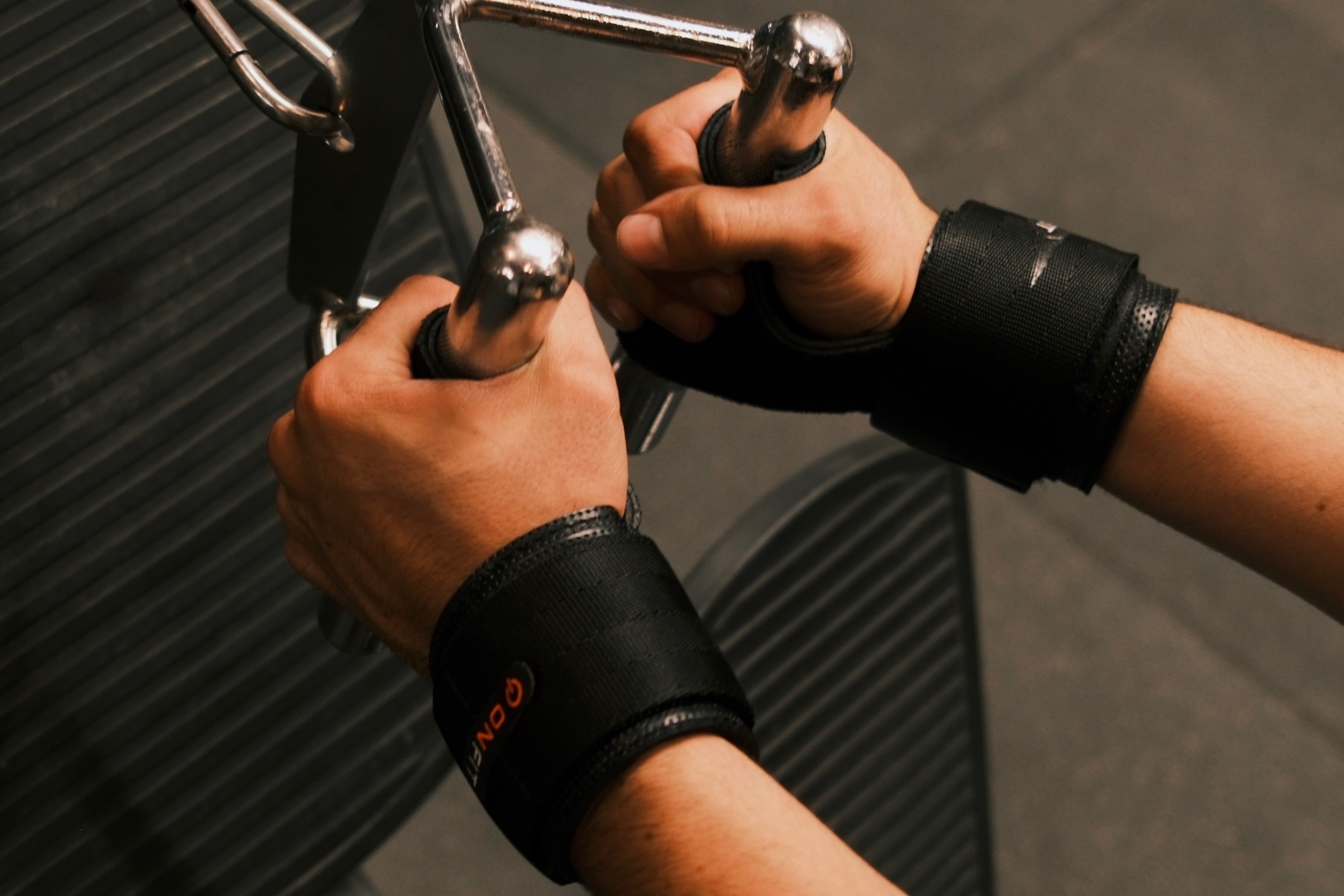 ONFIT Grips en uso en máquina de cable